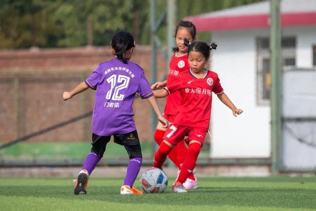 女篮球赛激烈冲突引发广泛关注：国手受伤 教练介入冲突